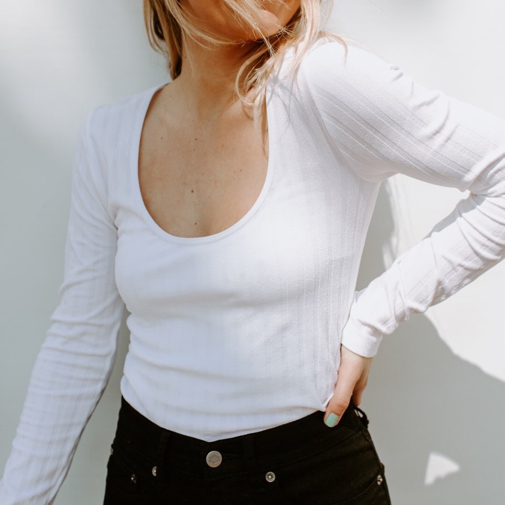 Women’s White Scoop Neck Long Sleeve Top *See Description*